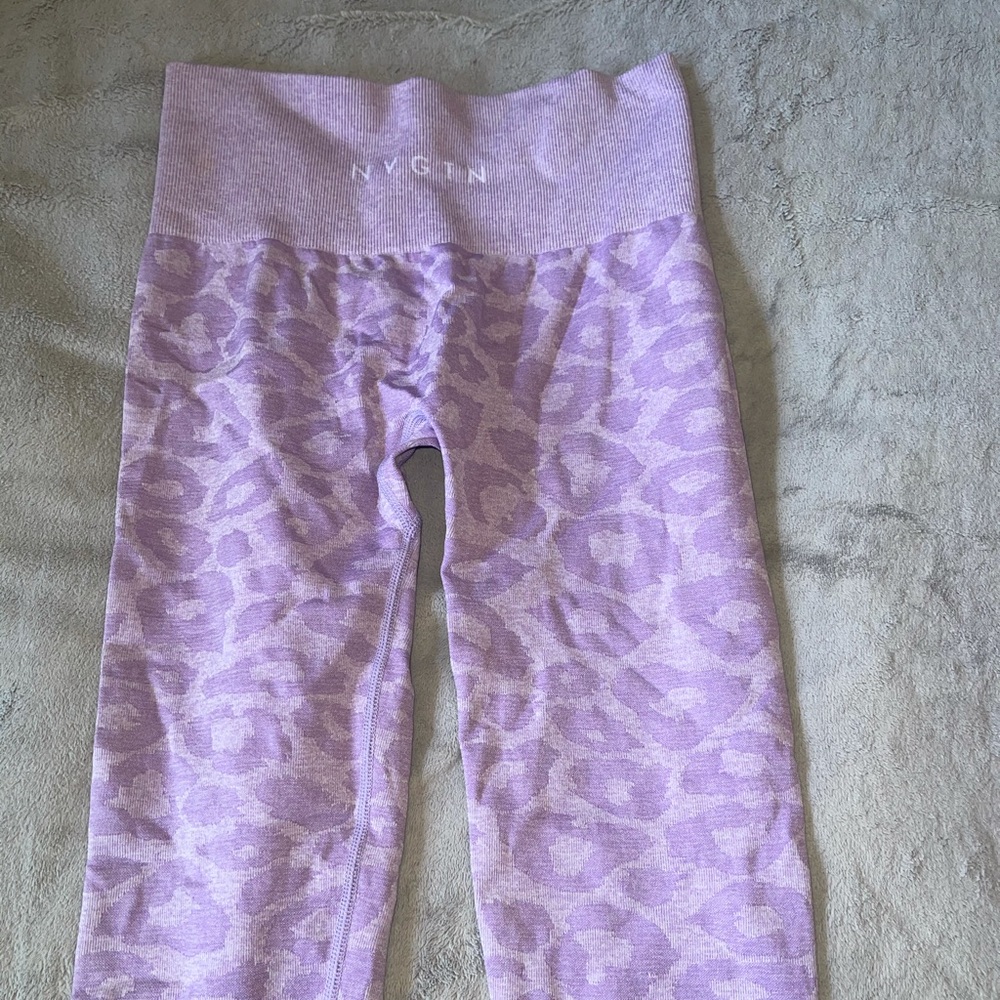 NVGTN leggings in Lilac Leopard print